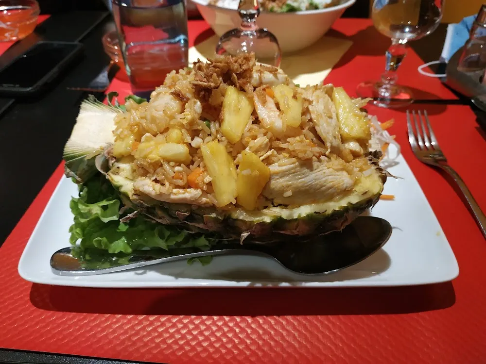 Riz Thaïlandais Avec Crevettes Ananas Et Poulet